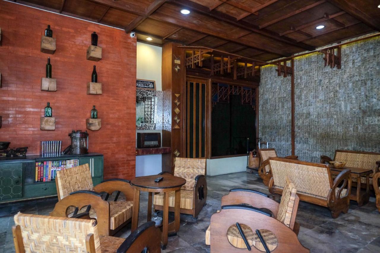 Urbanview Hotel Syariah Wisnugraha By Reddoorz Yogyakarta Extérieur photo