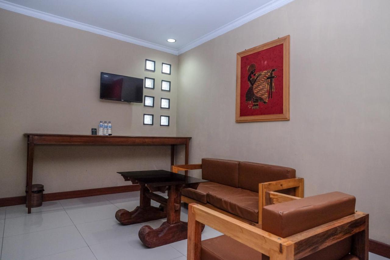 Urbanview Hotel Syariah Wisnugraha By Reddoorz Yogyakarta Extérieur photo