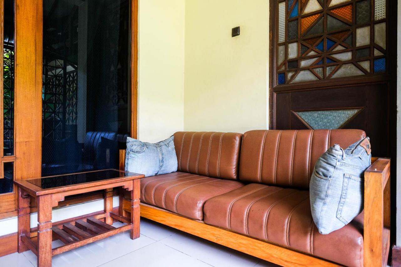 Urbanview Hotel Syariah Wisnugraha By Reddoorz Yogyakarta Extérieur photo