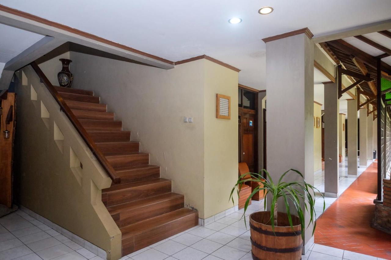 Urbanview Hotel Syariah Wisnugraha By Reddoorz Yogyakarta Extérieur photo